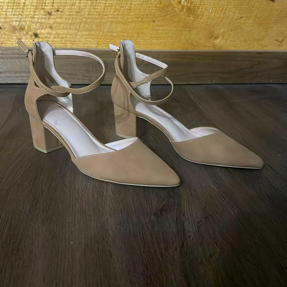 ZBY women’s size 9 heels.
